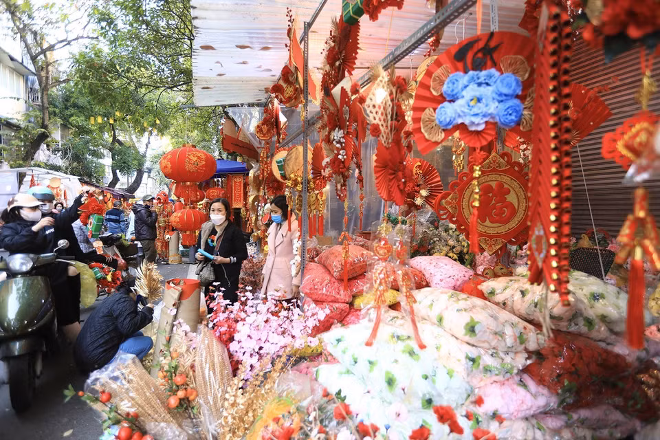 Nhiều người dân chọn mua đồ tại một cửa hàng bán đồ trang trí trên phố Hàng Lược chiều 18/1. (Ảnh: Hoàng Hiếu/TTXVN)