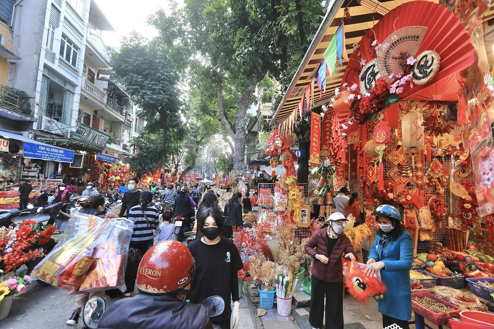 Phố Hàng Mã (quận Hoàn Kiếm, Hà Nội) với nhiều các mặt hàng trang trí, nhộn nhịp người dân đến mua sắm đón Tết. (Ảnh: Hoàng Hiếu/TTXVN)