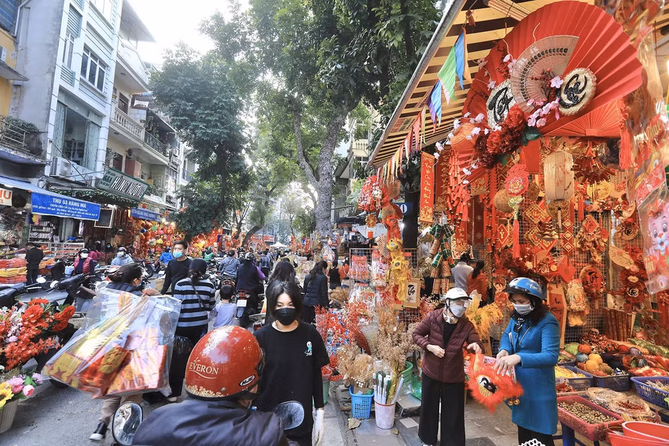 Phố Hàng Mã (quận Hoàn Kiếm, Hà Nội) với nhiều các mặt hàng trang trí, nhộn nhịp người dân đến mua sắm đón Tết. (Ảnh: Hoàng Hiếu/TTXVN)