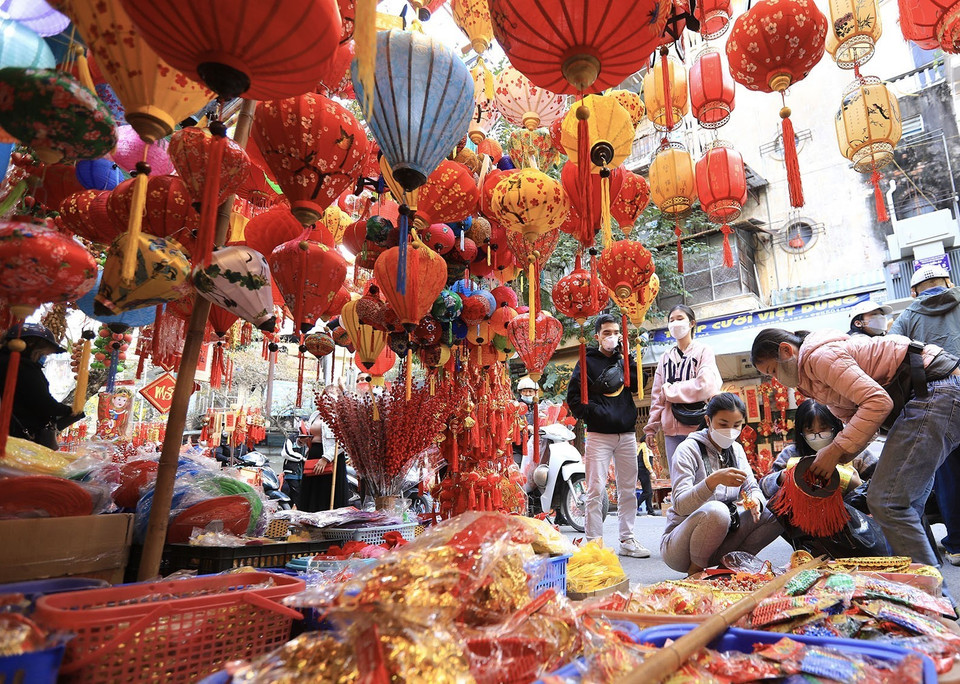 Cửa hàng đèn lồng với màu sắc rực rỡ trên phố Hàng Mã thu hút nhiều người đến mua sắm đón Tết. (Ảnh: Hoàng Hiếu/TTXVN)