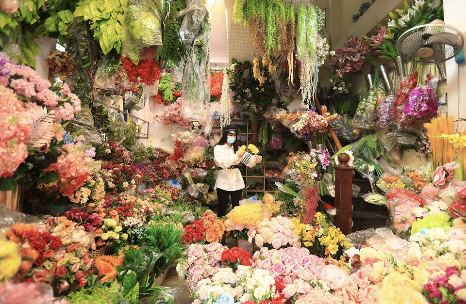 Không gian bên trong cửa hàng trên phố Hàng Chai bán cây, hoa giả với nhiều mẫu mã, màu sắc. (Ảnh: Hoàng Hiếu/TTXVN)