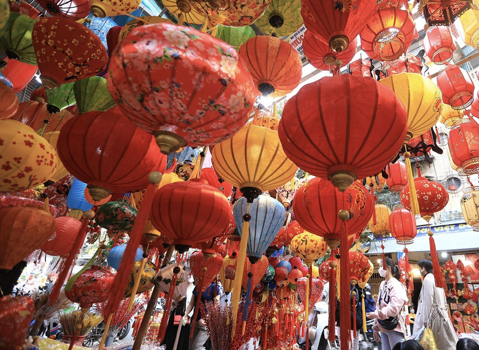 Đèn lồng với nhiều màu sắc, kiểu dáng, kích cỡ được bày bán tại một cửa hàng trên phố Hàng Mã. (Ảnh: Hoàng Hiếu/TTXVN)