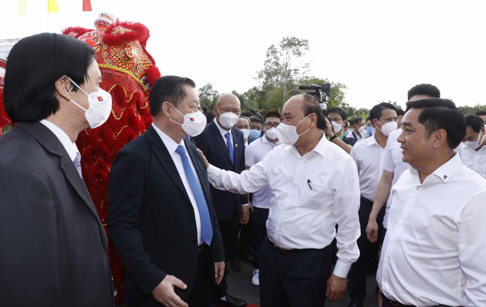 Chủ tịch nước Nguyễn Xuân Phúc với các đại biểu tham dự buổi lễ. (Ảnh: Thống Nhất/TTXVN)