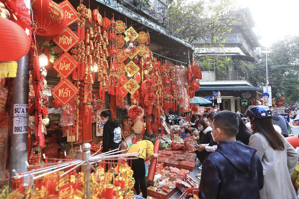 Một cửa hàng đỏ rực của các đồ trang trí truyền thống như câu đối, lì xì, pháo trang trí thu hút người dân đến mua sắm. (Ảnh: Hoàng Hiếu/TTXVN)