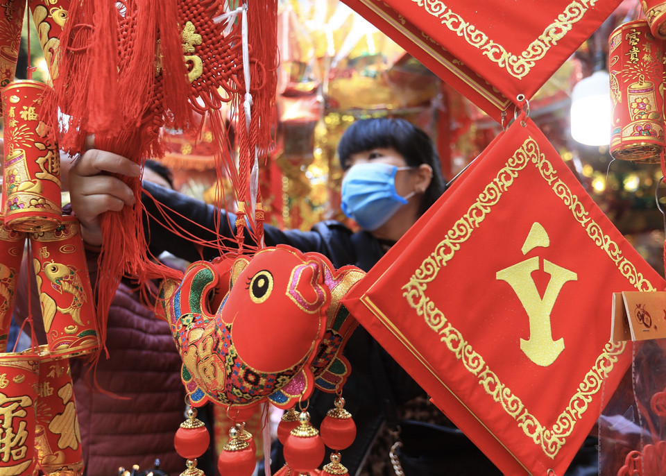 Người dân chọn mua những món đồ ưng ý về trang trí nhà cửa đón Tết. (Ảnh: Hoàng Hiếu/TTXVN)