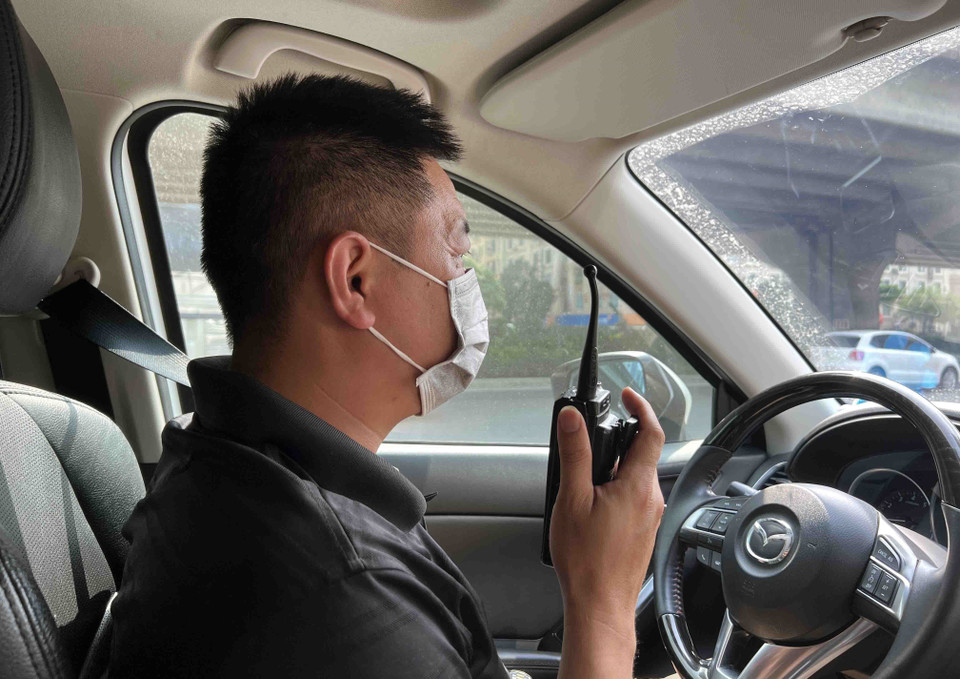 Lực lượng cảnh sát giao thông hóa trang thông báo vi phạm cho tổ cảnh sát giao thông công khai để xử lý. (Ảnh: Phạm Kiên/TTXVN)