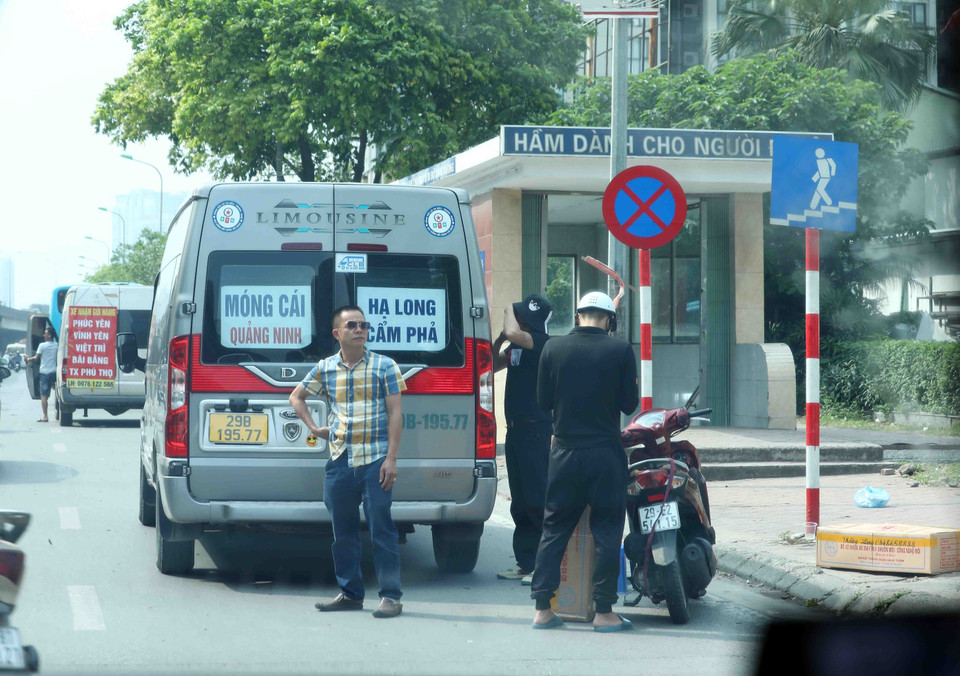 Tại tuyến đường Phạm Hùng, dù đã có biển báo cấm dừng, cấm đỗ nhưng tình trạng nhiều xe khách vẫn ngang nhiên dừng xe đợi khách gây cản trở giao thông. 