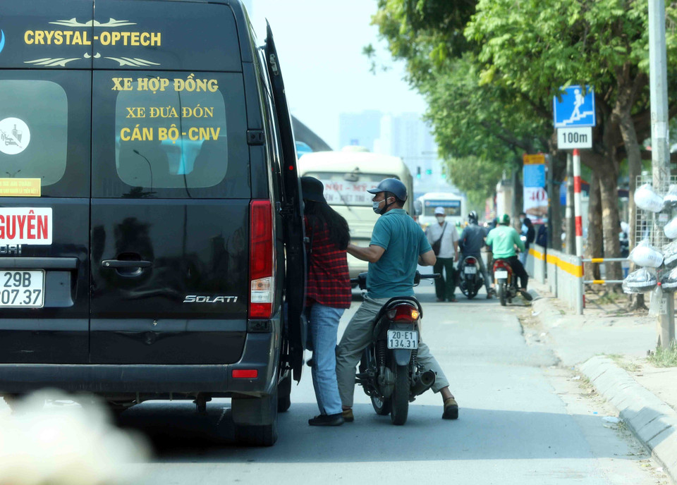 Tình trạng dừng đỗ, đón trả khách sai quy định trên đường Phạm Hùng thời gian qua khá nhức nhối. 