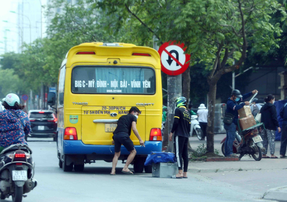 Tình trạng xe khách trả hàng sai quy định diễn ra thường xuyên tại tuyến đường Phạm Hùng (khu vực bến xe Mỹ Đình). (Ảnh: Phạm Kiên/TTXVN)