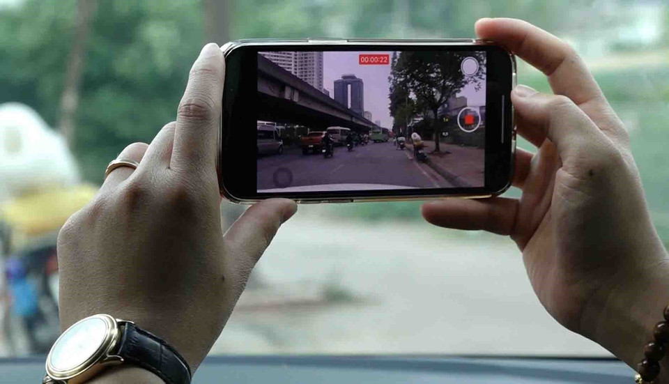 Lực lượng cảnh sát giao thông hóa trang, mật phục bí mật ghi hình xe vi phạm rồi thông báo cho các tổ công khai để dừng xe xử lý. (Ảnh: Phạm Kiên/TTXVN)