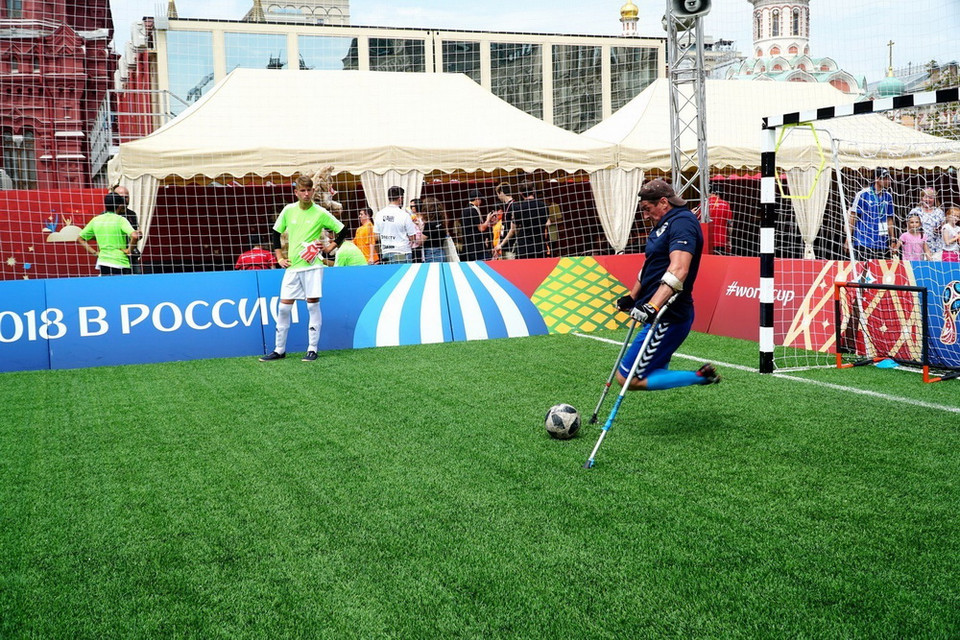 Các cầu thủ không phân biệt giới tính hay điều kiện thể chất và tinh thần, chỉ chung một mục đích - fair play. (Ảnh: Tâm Hằng/TTXVN)