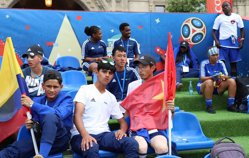 Quốc kỳ Việt Nam trên Quảng trường Đỏ ở Moskva, nơi diễn ra cuộc thi "Bóng đá 3 hiệp". (Ảnh: Phạm Văn Thắng/TTXVN)