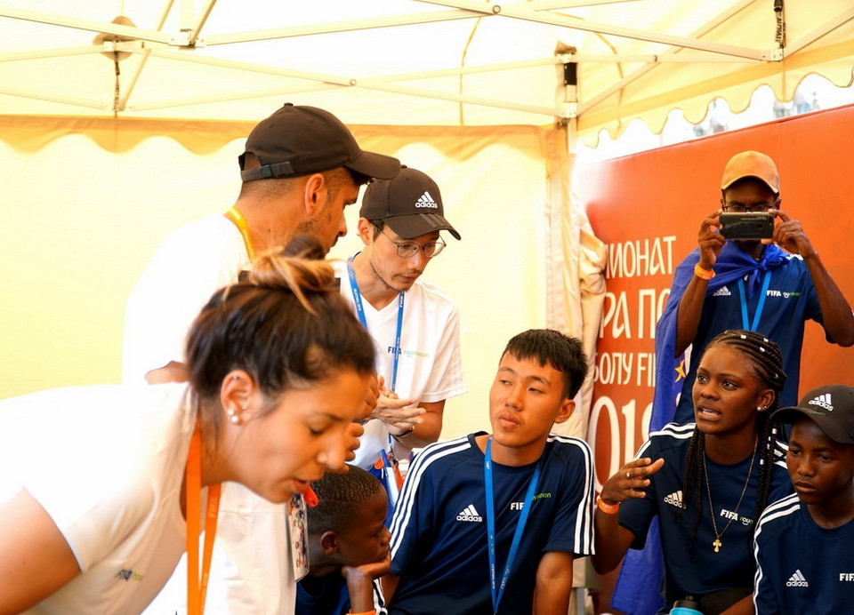 Hà Danh Dự (giữa, ngồi) chuẩn bị ra sân trong màu áo đội Aime Football. (Ảnh: Tâm Hằng/TTXVN)