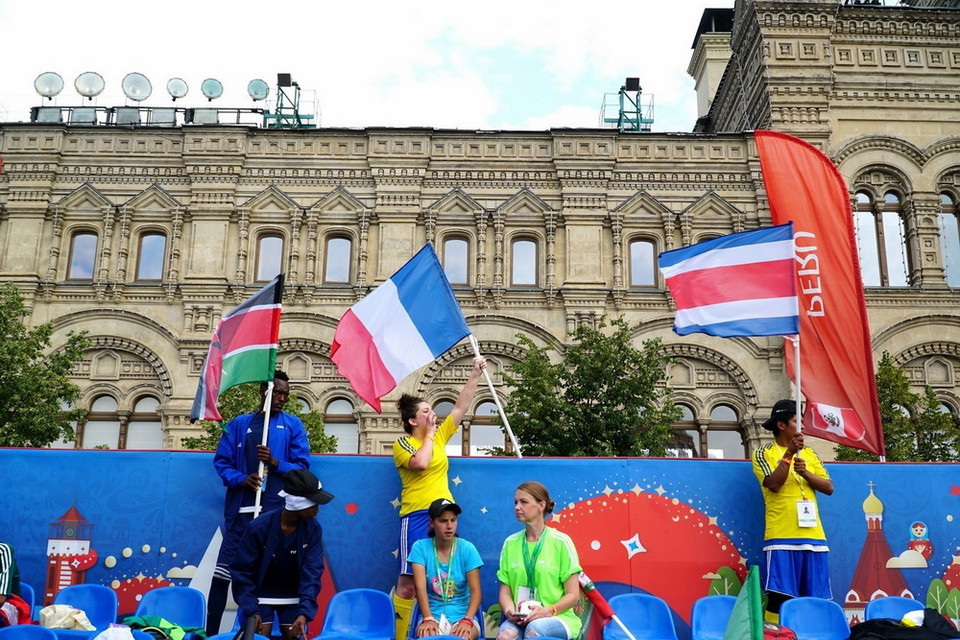 Cuộc thi được tổ chức tại Công viên Bóng đá ngay trên quảng trường Đỏ ở thủ đô Moskva (Nga) và theo một thể thức đặc biệt, khi chính các em nhỏ có hoàn cảnh đặc biệt là người quyết định luật chơi. (Ảnh: Tâm Hằng/TTXVN)