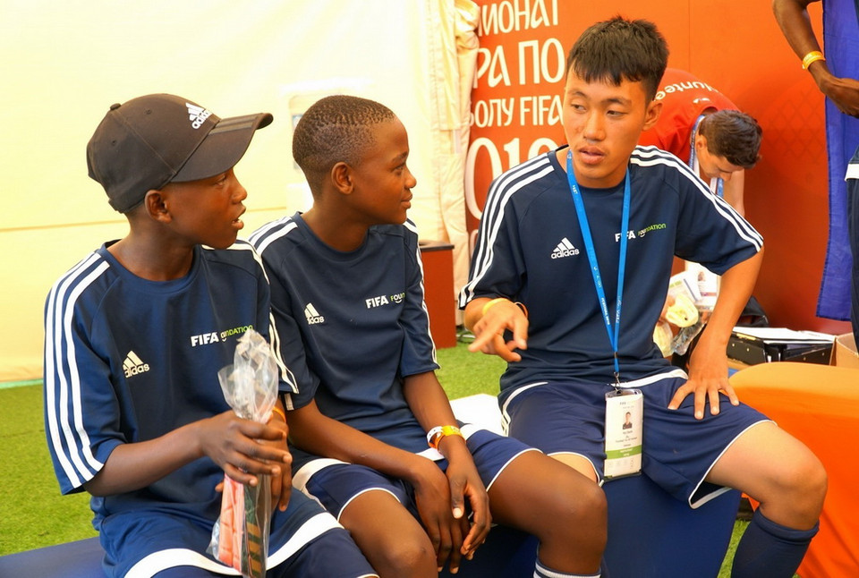 Hà Danh Dự (ngoài cùng bên phải) trao đổi với các bạn cùng đội trước trận đấu. (Ảnh: Tâm Hằng/TTXVN)