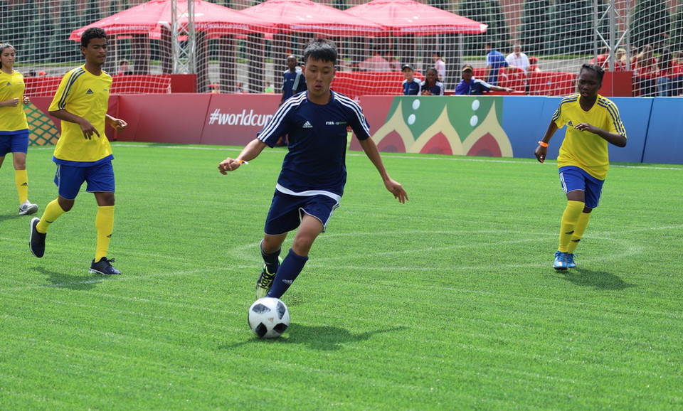 Cầu thủ Hà Danh Dự của đoàn Việt Nam trong một trận đấu tại Festival Bóng đá Hy vọng. (Ảnh: Phạm Văn Thắng/TTXVN)