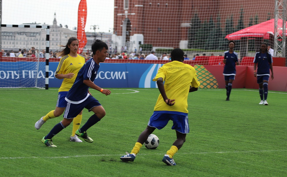 Cầu thủ Hà Danh Dự (áo sẫm) của Việt Nam trong một trận đấu thuộc Festival Bóng đá Hy vọng. (Ảnh: Phạm Văn Thắng/TTXVN)