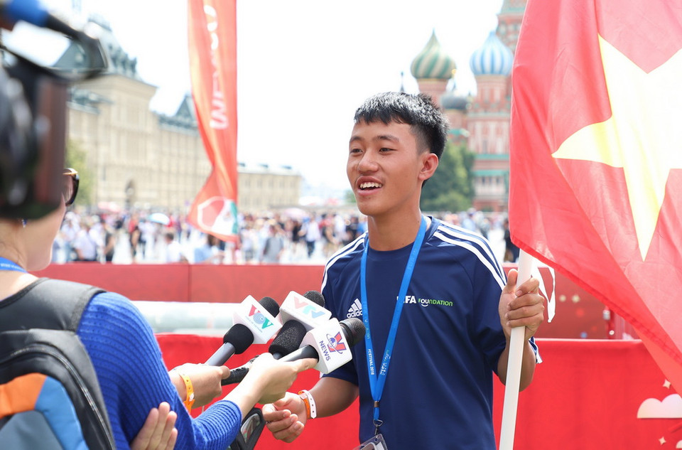 Em Hà Danh Dự, thành viên đoàn bóng đá cộng đồng Việt Nam tham dự Festival Bóng đá Hy vọng trả lời phỏng vấn giới truyền thông. (Ảnh: Phạm Văn Thắng/TTXVN)