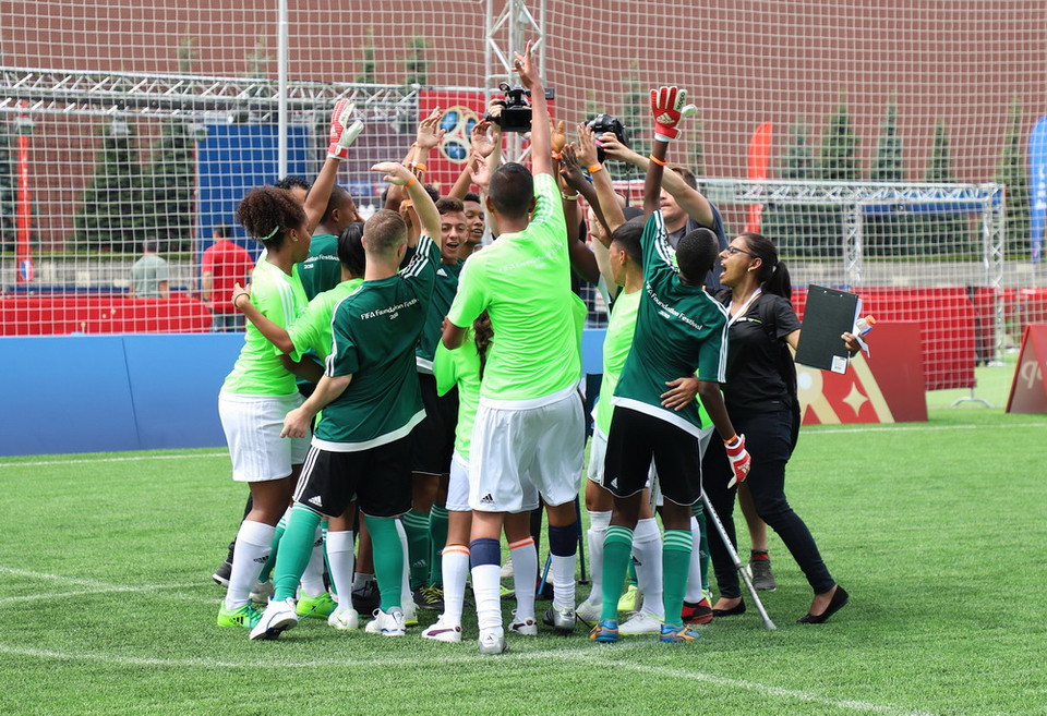 Các cầu thủ biểu thị tình đoàn kết trước mỗi trận đấu. (Ảnh: Phạm Văn Thắng/TTXVN)