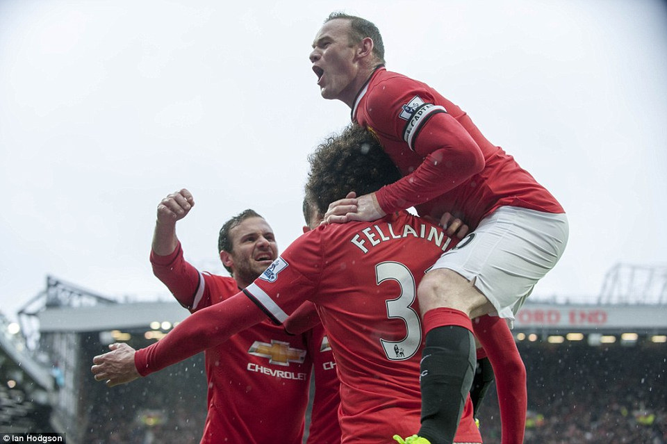 Manchester United giành chiến thắng tưng bừng trước đội bóng cùng thành phố. (Nguồn: Daily Mail)