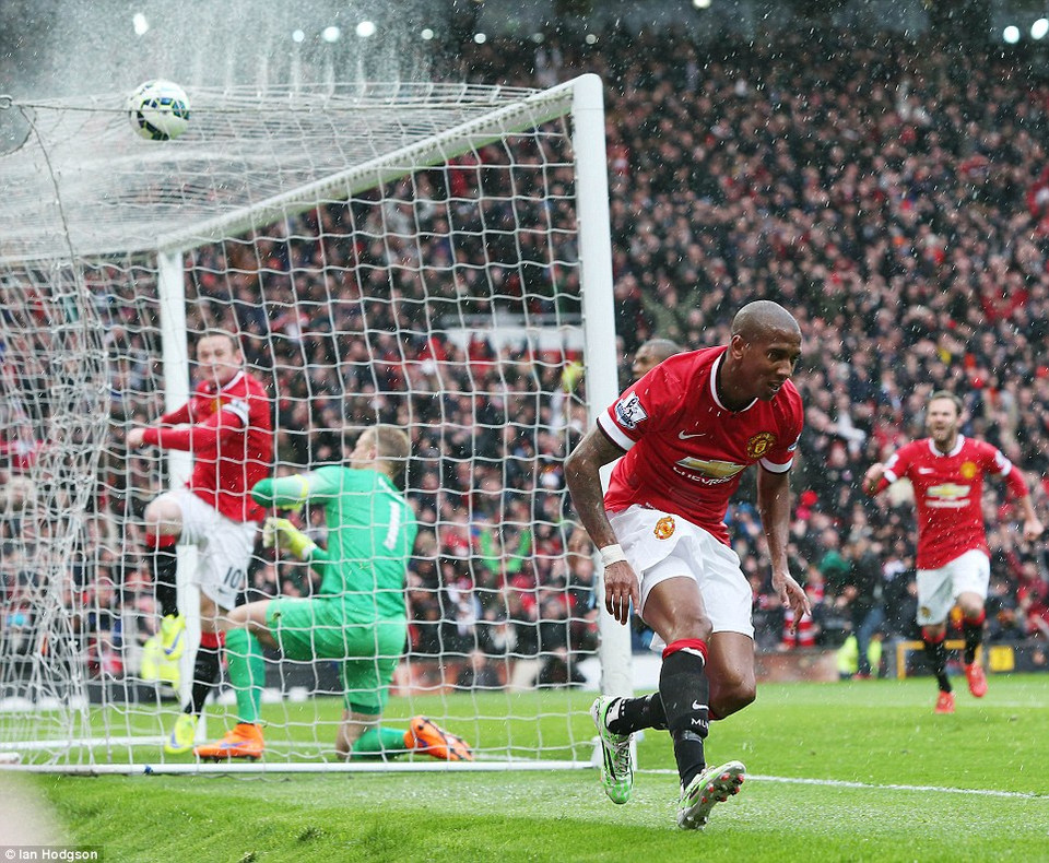 ... trước khi Ashley Young ghi bàn gỡ hòa 1-1 ở phút 14.