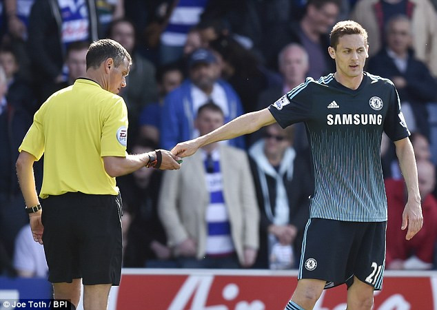 Matic nhặt "vật thể lạ" đưa cho trọng tài. (Nguồn: Daily Mail)