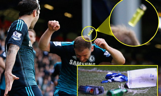 Các cầu thủ Chelsea bị cổ động viên Queens Park Rangers tấn công khi đang ăn mừng bàn thắng của Cesc Fabregas. (Nguồn: Daily Mail)