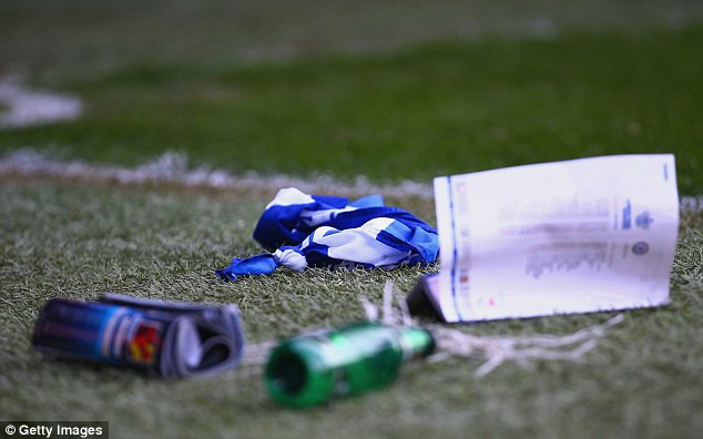 Các "vật thể lạ" được cổ động viên đội chủ nhà ném xuống sân. Sau sự việc này, FA khẳng định sẽ tiến hành điều tra và gần như chắc chắn sẽ có một án phạt nặng dành cho QPR vì đã không kiểm soát được cổ động viên của mình.