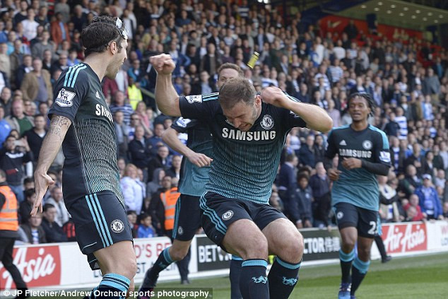 Branislav Ivanovic lĩnh nguyên chiếc bật lửa vào đầu.