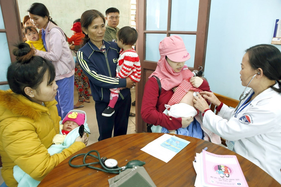 Tỷ lệ tiêm chủng mở rộng đầy đủ cho trẻ dưới 1 tuổi tại Thừa Thiên-Huế đạt 98,5%, tỷ lệ tiêm đủ liều vắcxin phòng uốn ván cho phụ nữ có thai đạt trên 97%, triển khai vắcxin phòng tả, thương hàn, viêm não Nhật Bản tùy theo yếu tố dịch tễ từng vùng… (Ảnh: Dương Ngọc/TTXVN)