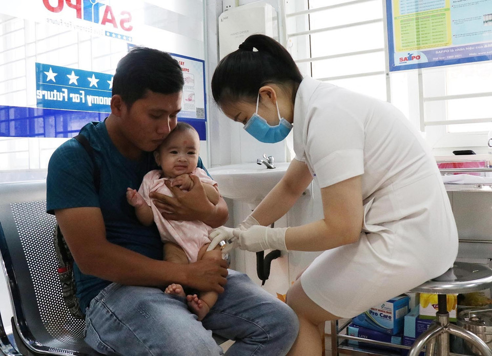 Tiêm vắcxin 6 trong 1 và các bệnh do Haemophilus influenza type b cho trẻ, tại Trung tâm Y tế dự phòng tỉnh Đắk Lắk. (Ảnh: Dương Ngọc/TTXVN)