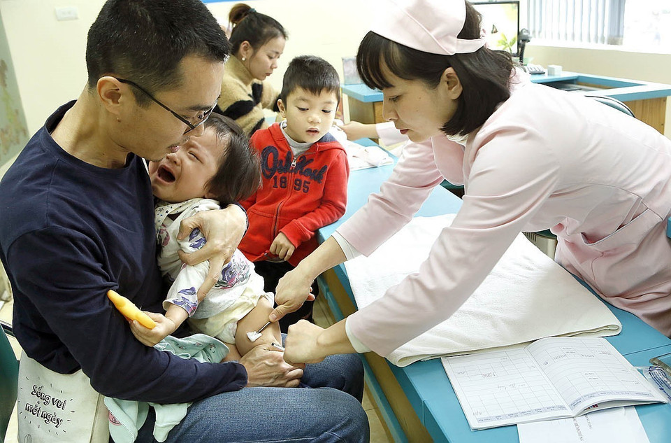  Tiêm chủng cho trẻ phòng chống dịch bệnh mùa Đông Xuân ở Hà Nội. (Ảnh: Dương Ngọc/TTXVN)