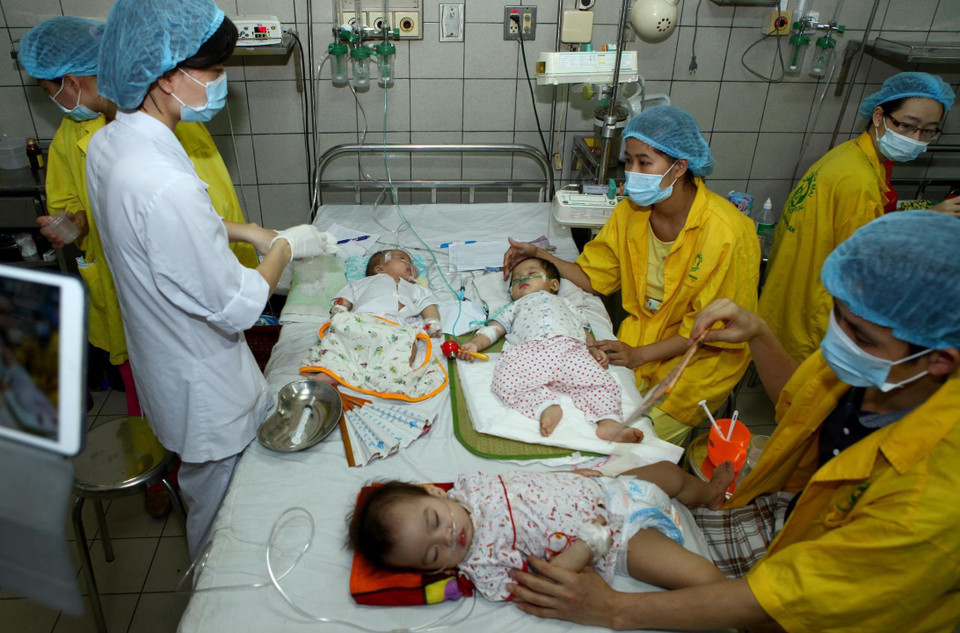  Điều trị cho bệnh nhi mắc bệnh sởi tại Khoa Nhi của Bệnh viện Bệnh Nhiệt đới Trung ương. (Ảnh: Dương Ngọc/TTXVN)