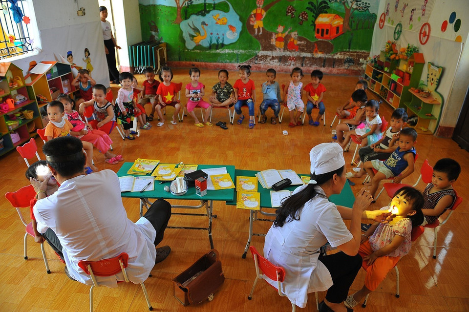 Nhân viên Trung tâm y tế huyện Nho Quan (Ninh Bình) kiểm tra sức khỏe để tổ chức tiêm chủng cho trẻ, không để xảy ra dịch bệnh trên địa bàn. (Ảnh: Minh Đức/TTXVN)