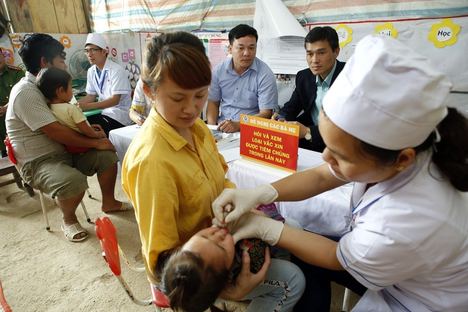 Nhờ triển khai uống vắcxin phòng bệnh bại liệt và nhiều năm duy trì tỷ lệ uống vắcxin ở mức cao, trên 90%, bệnh bại liệt đã dần được khống chế, thanh toán bệnh bại liệt từ năm 2000. (Ảnh: Dương Ngọc/TTXVN)
