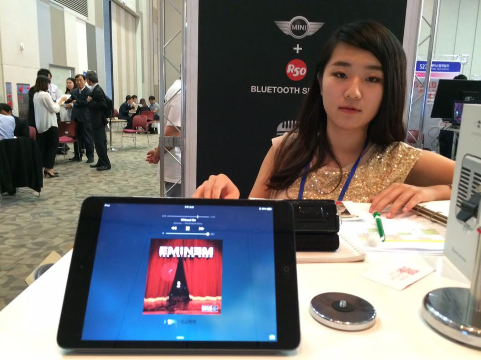 Gian hàng giới thiệu loại loa không dây R50 chất lượng cao.