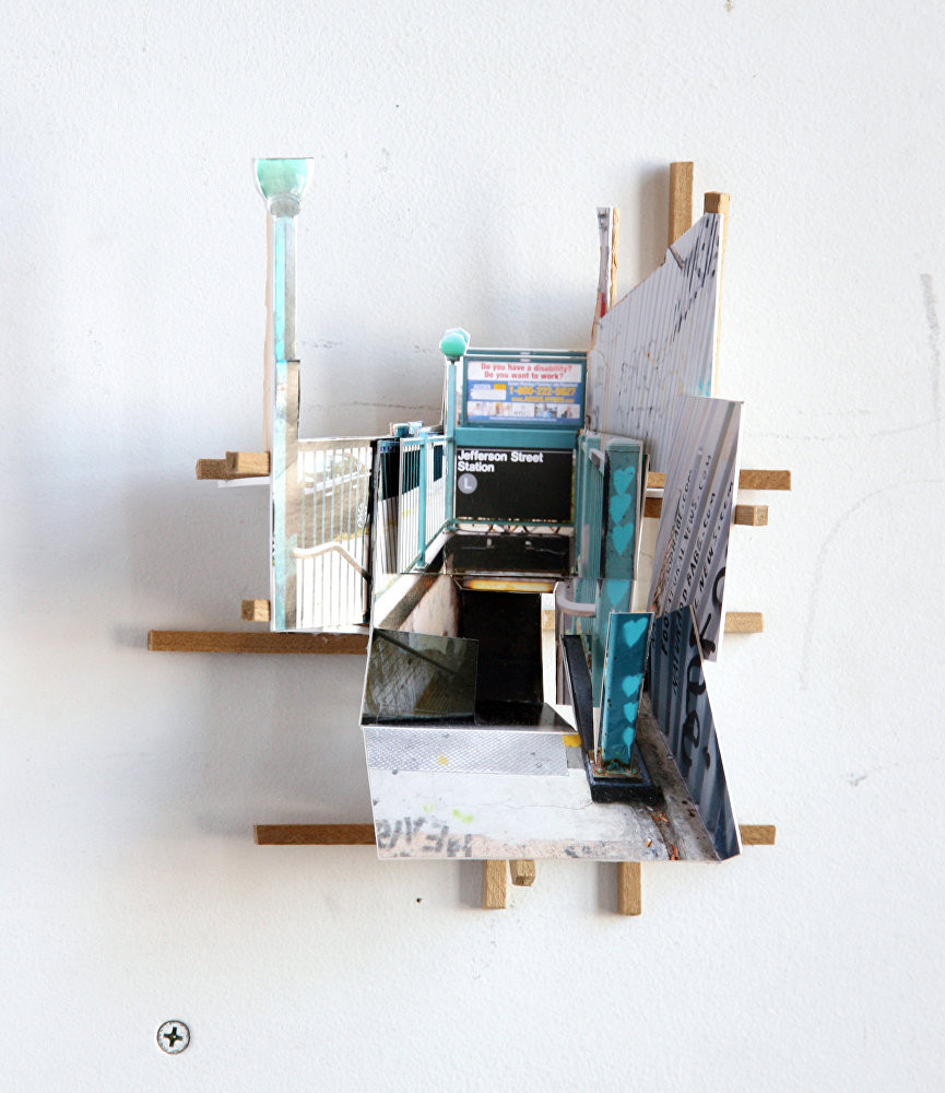 Bằng việc kết hợp tranh ảnh in, gỗ và các vật liệu khác, Blasco đã chuyển những hình ảnh 2D thành một không gian kiến trúc 3D cực kỳ độc đáo. Đây là hình ảnh tái hiện đường vào một ga tàu điện ngầm. (Nguồn: Sputnik)