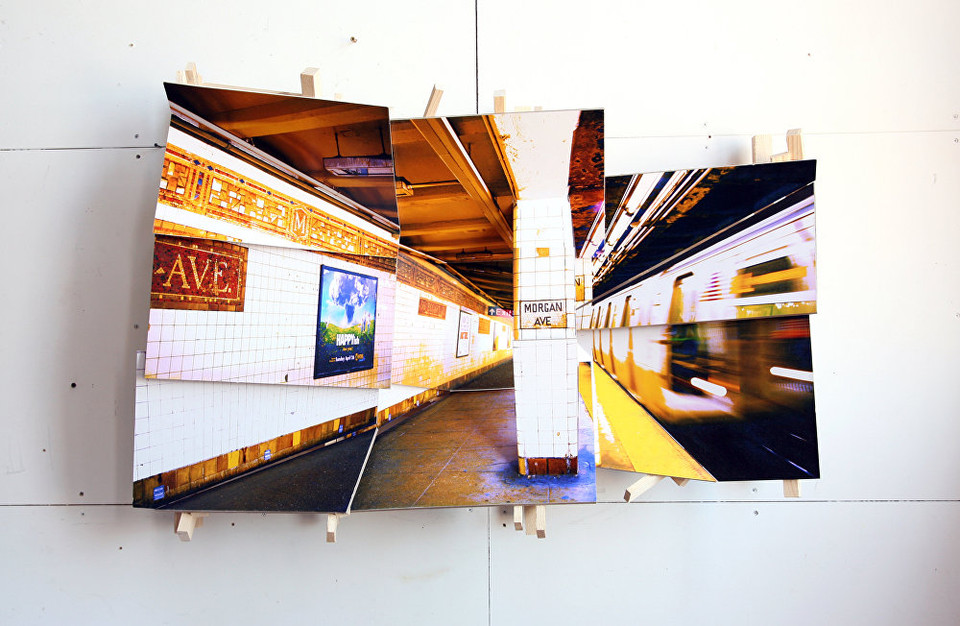 ''Tôi đi tàu điện ngầm hàng ngày, và thường nhận ra rằng mình đang chăm chú ngắm nhìn một bậc thang, một góc nhỏ. Tôi thấy rằng, dù có vẻ như chúng không thay đổi gì, nhưng thực ra chúng khác với hình ảnh của ngày hôm qua,'' Blasco cho biết. (Nguồn: Sputnik)