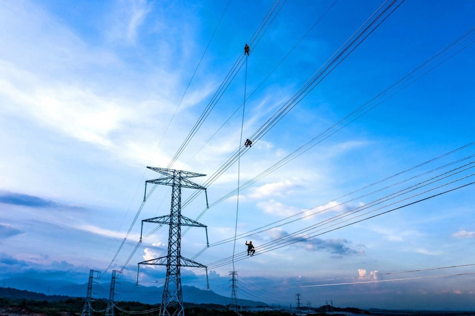 Những năm qua, Ninh Thuận đã nhanh chóng thu hút, khơi thông dòng vốn đổ vào hạ tầng du lịch lên tới 28.000 tỷ đồng và thu hút được hơn 50.000 tỷ đồng vào lĩnh vực năng lượng tái tạo. Trong ảnh: Thi công dự án đường dây truyền tải 500 kV, 220 kV tại huyện Thuận Nam để giải tỏa công suất điện các dự án năng lượng tái tạo. (Ảnh: Công Thử/TTXVN)