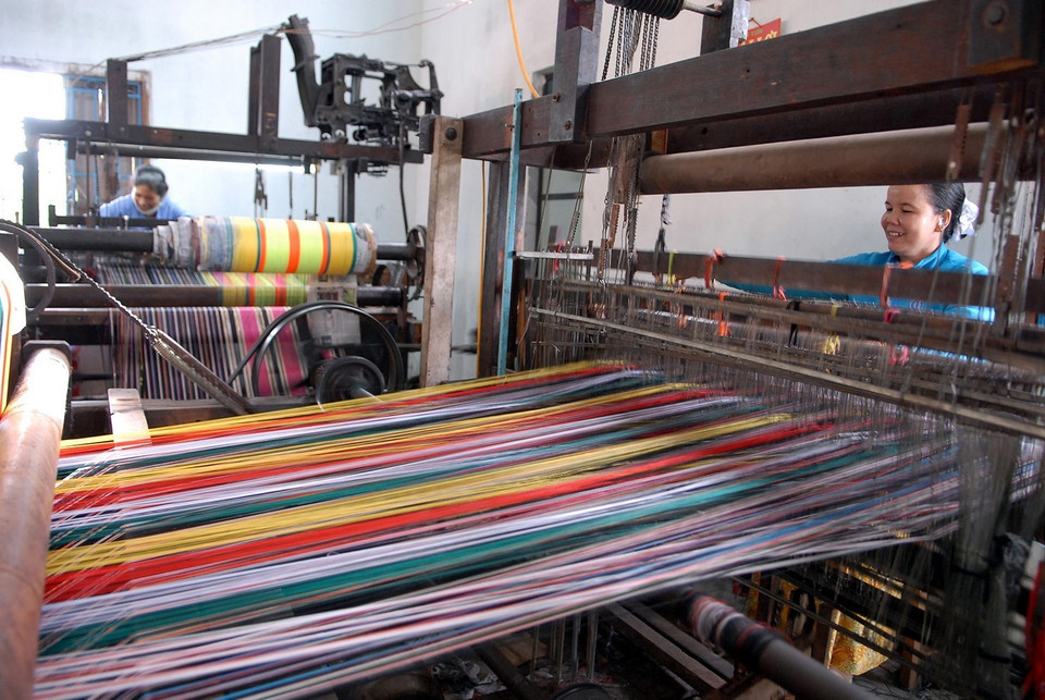 Đồng bào dân tộc Chăm ở hai thôn Mỹ Nghiệp và Chung Mỹ thuộc huyện Ninh Phước (Ninh Thuận) có nghề dệt thổ cẩm truyền thống. Sản phẩm thổ cẩm của làng dệt Chăm Mỹ Nghiệp đã được Cục Sở hữu trí tuệ (Bộ Khoa học và Công nghệ) cấp văn bằng bảo hộ nhãn hiệu tập thể, được Ninh Thuận công nhận là một trong 12 sản phẩm đặc thù của địa phương. (Ảnh: Danh Lam/TTXVN)