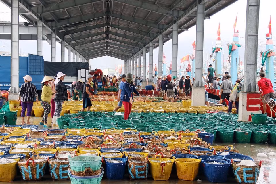 5 năm trở lại đây, Ninh Thuận đã có bước phát triển đột phá trong nhiều lĩnh vực. Tốc độ tăng GRDP bình quân đạt 10,2%/năm; GRDP bình quân đạt 60,1 triệu đồng/người, tăng 2,17 lần so với năm 2015. Trong ảnh: Hoạt động mua, bán tấp nập tại cảng cá Cà Ná, huyện Thuận Nam. (Ảnh: Công Thử/TTXVN)