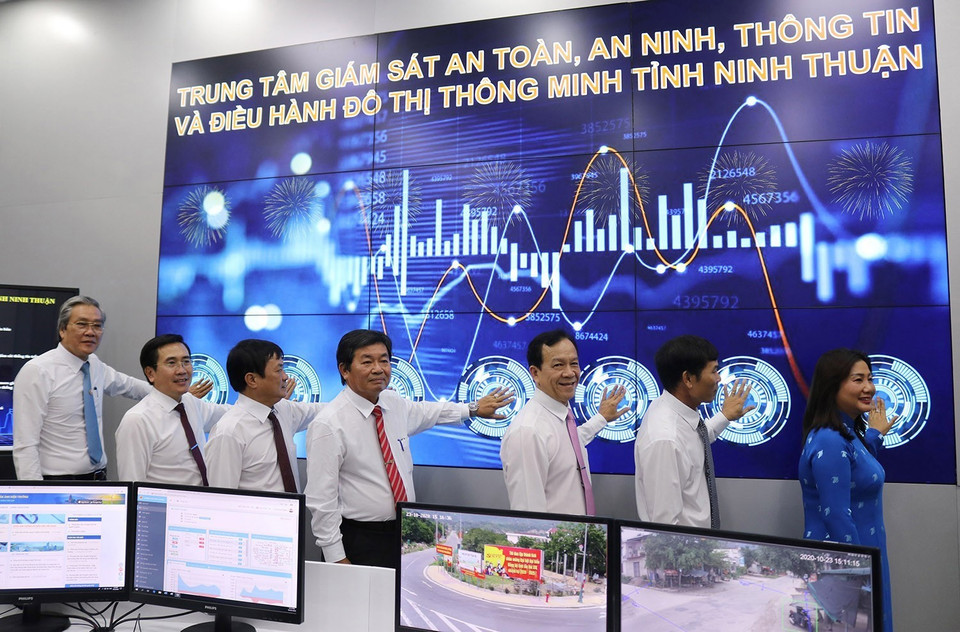 Chiều 23/10/2020, tỉnh Ninh Thuận khai trương Trung tâm Giám sát, điều hành đô thị thông minh IOC - Intelligent Operations Center, đánh dấu bước phát triển mới của Ninh Thuận trong nỗ lực thực hiện mục tiêu xây dựng chính quyền điện tử, đô thị thông minh nhằm nâng cao chất lượng phục vụ người dân, nâng cao hiệu quả hoạt động của cơ quan Nhà nước. (Ảnh: Nguyễn Thành/TTXVN)