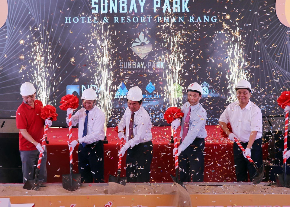 Theo định hướng chiến lược phát triển du lịch cao cấp, đưa Ninh Thuận trở thành trung tâm nghỉ dưỡng chất lượng cao với các trải nghiệm mới lạ, tập đoàn Crystal Bay và đối tác đã xây dựng tổ hợp giải trí nghỉ dưỡng biển SunBay Park Hotel &amp; Resort Phan Rang mô hình ApartHotel chuẩn 5 sao quốc tế. Trong ảnh: Động thổ Dự án Tổ hợp nghỉ dưỡng SunBay Park Hotel &amp; Resort Phan Rang tổng vốn đầu tư 4.500 tỷ đồng với khoảng 3.300 phòng khách sạn, dự kiến đưa vào khai thác trong tháng 6/2021. (Ảnh: Công Thử/TTXVN)