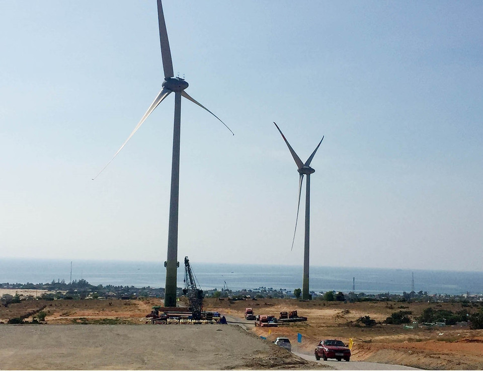 Ninh Thuận đã cấp quyết định chủ trương đầu tư cho 13 dự án điện gió, tổng công suất 678,33MW; đã có 3 dự án đưa vào vận hành thương mại với tổng công suất 181MW. Trong ảnh: Nhà máy điện gió Mũi Dinh (xã Phước Dinh, huyện Thuận Nam, Ninh Thuận) khánh thành ngày 10/4/2019, công suất giai đoạn 1 là 37,6MW, với tổng mức đầu tư 1.472 tỷ đồng, đóng góp hằng năm 100 triệu Kwh năng lượng sạch vào lưới điện quốc gia. (Ảnh: Công Thử/TTXVN)