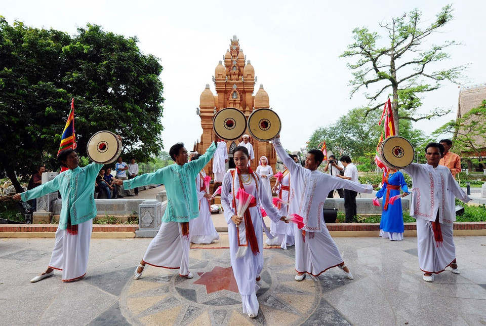 Với những lợi thế vốn có từ tài nguyên du lịch tự nhiên, tài nguyên du lịch nhân văn phong phú đa dạng, Ninh Thuận nổi tiếng bởi hệ thống các tháp Chăm còn nguyên vẹn cả về kiến trúc, nghệ thuật điêu khắc được gìn giữ cho tới ngày nay. Năm 2019, Ninh Thuận triển khai việc lập và trình UNESCO công nhận Lễ hội Katê là Di sản văn hóa phi vật thể đại diện của nhân loại. Trong ảnh: Lễ hội văn hoá truyền thống của đồng bào dân tộc Chăm tỉnh Ninh Thuận. (Ảnh: Thanh Hà/TTXVN)