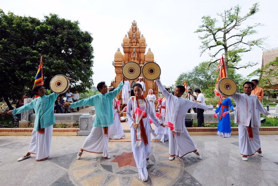 Với những lợi thế vốn có từ tài nguyên du lịch tự nhiên, tài nguyên du lịch nhân văn phong phú đa dạng, Ninh Thuận nổi tiếng bởi hệ thống các tháp Chăm còn nguyên vẹn cả về kiến trúc, nghệ thuật điêu khắc được gìn giữ cho tới ngày nay. Năm 2019, Ninh Thuận triển khai việc lập và trình UNESCO công nhận Lễ hội Katê là Di sản văn hóa phi vật thể đại diện của nhân loại. Trong ảnh: Lễ hội văn hoá truyền thống của đồng bào dân tộc Chăm tỉnh Ninh Thuận. (Ảnh: Thanh Hà/TTXVN)