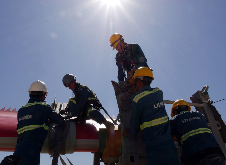 Trong lĩnh vực năng lượng tái tạo, đến thời điểm này, Ninh Thuận đã cấp quyết định chủ trương đầu tư cho 13 dự án điện gió, tổng công suất 678,33MW. Trong ảnh: Các dự án năng lượng tái tạo tiếp tục được triển khai, tạo động lực cho ngành công nghiệp của Ninh Thuận phát triển bền vững. (Ảnh: Công Thử/TTXVN)