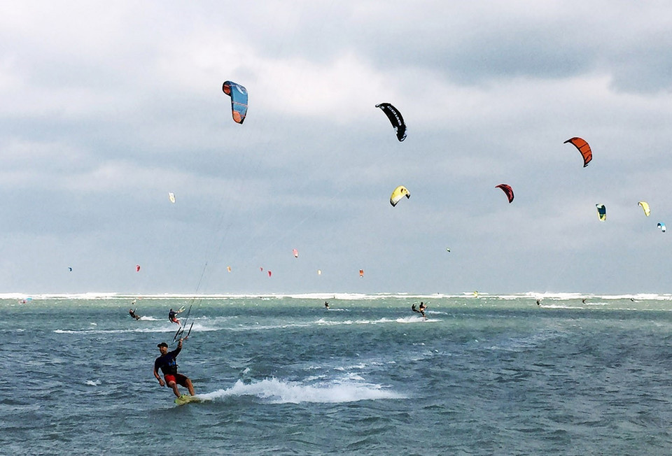 Ninh Thuận là tỉnh có tốc độ gió lớn nhất Việt Nam (khoảng 7,5m/s) và một bờ biển dài hơn 100km, là cơ sở để phát triển các môn thể thao dưới nước thú vị như đua thuyền, lướt sóng hay những loại hình khai thác đại dương. Trong ảnh: Tổ hợp giải trí thể thao tuyết Ski Ninh Chữ Bay lớn thứ 3 thế giới với diện tích lên tới 8.000m2 cùng chuỗi tiện ích-dịch vụ hiếm có, hàng loạt khu trình diễn nghệ thuật, hoạt động chiếu phim bãi biển… mang đến những trải nghiệm khó quên cho du khách trong mỗi chuyến đi. (Ảnh: Công Thử/TTXVN)