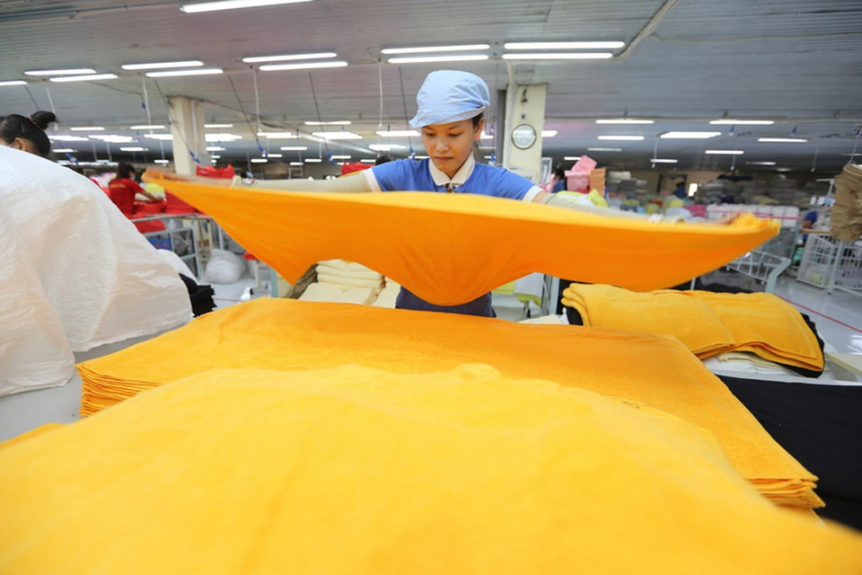 Thu ngân sách của Ninh Thuận tăng bình quân 12,8%/năm; Tổng vốn đầu tư toàn xã hội cả giai đoạn 2015-2020 đạt 78.015 tỷ đồng, tăng 2,35 lần so với giai đoạn trước. Trong ảnh: Dây chuyền sản xuất các sản phẩm dệt bông xuất khẩu tại Công ty Cổ phần Dệt may Quảng Phú, huyện Ninh Sơn. (Ảnh: Danh Lam/TTXVN)