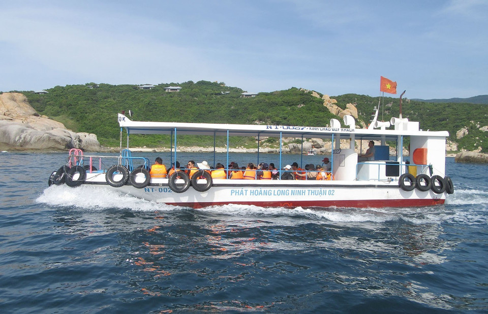 Theo định hướng chiến lược phát triển du lịch cao cấp, Ninh Thuận phát triển thành trung tâm nghỉ dưỡng chất lượng cao với các trải nghiệm mới lạ. Trong ảnh: Du khách trải nghiệm tàu đáy kính ngắm san hô và phong cảnh tại vịnh Vĩnh Hy. (Ảnh: Nguyễn Thành/TTXVN)